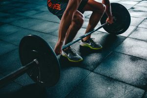 person-about-to-lift-the-barbel-wvdydxdzkhs